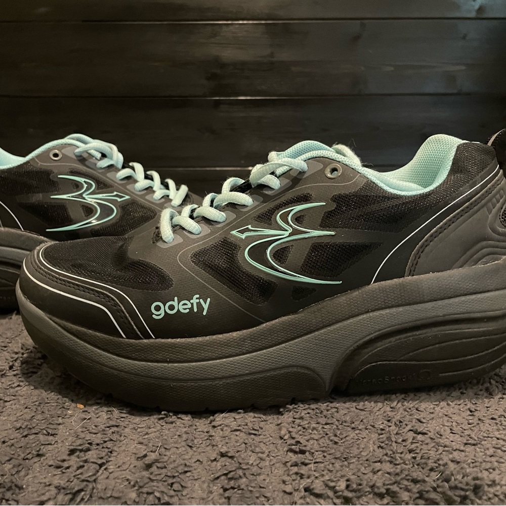 G-Defy women’s size 9. Only worn a few times. Like New!